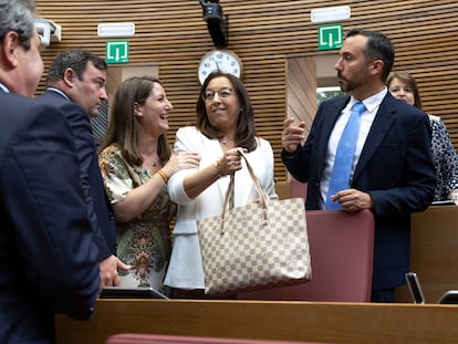 La portavoz de Vox en las Cortes Valencianas, Ana Vega, junto a la presidenta del parlamento valenciano, Llanos Massó, el pasado mes de junio.