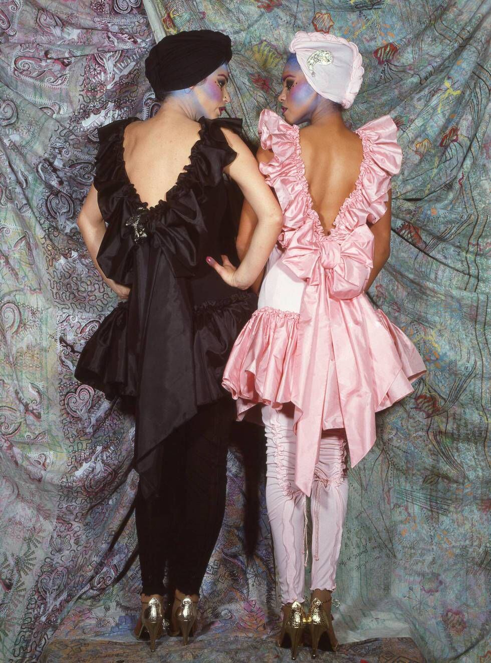 Dos modelos con vestidos de volantes de la colección 'The Indian' posan en el 'backstage' en 1982.