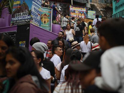 Una vista de una calle concurrida en la Comuna 13, ubicada en el lado occidental de Medellín, el 6 de enero de 2023 en Colombia.