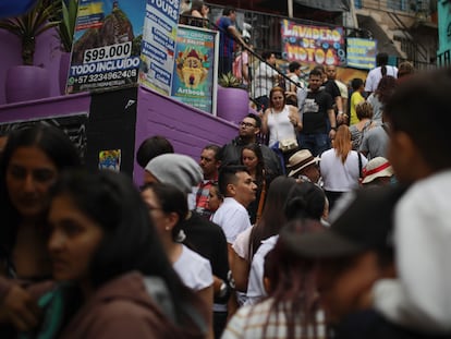 Una vista de una calle concurrida en la Comuna 13, ubicada en el lado occidental de Medellín, el 6 de enero de 2023 en Colombia.