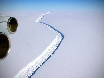 FOTO: La grieta en la barrera de hielo Larsen C ha crecido significativamente en las últimas semanas. / VÍDEO: Uno de los mayores icebergs se desgaja de la Antártida.