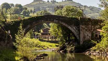 El Puente Mayor de Liérganes (Cantabria), con los Picos de Busampiro al fondo.