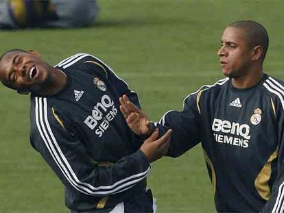 Marcelo (a la izquierda) juguetea con Roberto Carlos durante una sesión preparatoria.