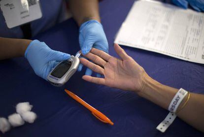 Un médico realiza una prueba a un paciente.