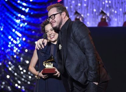 Los mexicanos Natalia Lafourcade y Leonel García, que triunfaron en los Latin Grammy de 2015.