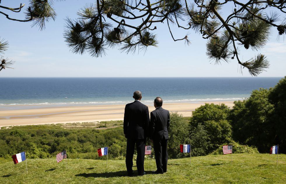 Los expresidentes de Francia, François Hollande, y estadounidense, Barack Obama, contemplan la playa de Omaha Beach, durante los actos del 70 aniversario del Desembarco de Normandía.