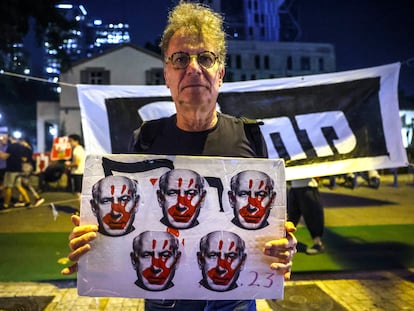 Manifestación en contra de Benjamín Netanyahu frente al Ministerio de Defensa israelí en Tel Aviv.