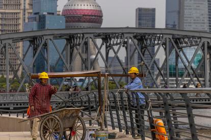 Trabajadores en unas obras en Shanghái este jueves.