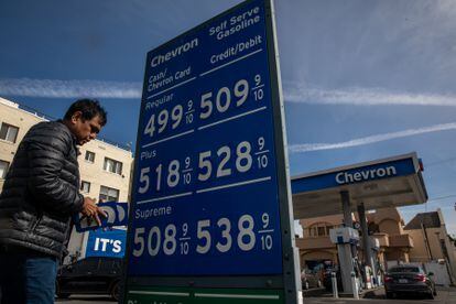 Imagen de una gasolinera de Chevron en Los Ángeles, EE UU.