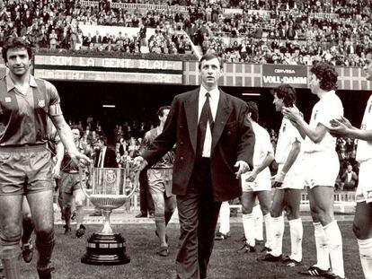 Alesanco y Johan Cruyff llevan la Copa del Rey de 1990.