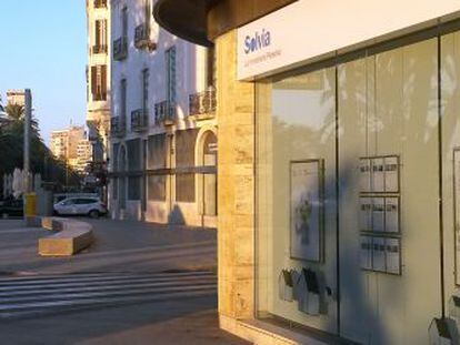 Primera agencia inmobiliaria de Solvia, situada en la avenida de Juan Bautista Lafora (Alicante).