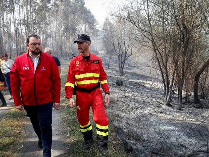 El presidente del Principado, Adrián Barbón, visita el 9 de abril las zonas quemadas por incendio declarado en Las Regueras, en las cercanías de Oviedo.