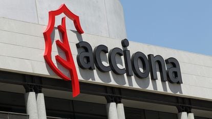 Logo de Acciona, en su sede en Alcobendas (Madrid).