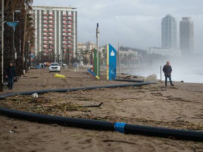 Estat en què ha quedat la platja de Sant Sebastià a Barcelona.