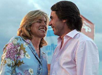 Ana Botella y José María Aznar, en el mitin del viernes en Madrid.