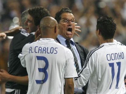 Capello celebra, junto a Roberto Carlos y Cicinho, la Liga de 2007 tras ganar al Mallorca en el Bernabéu en la última jornada