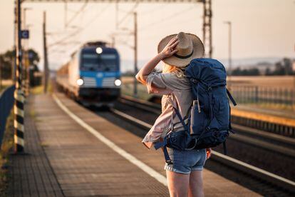 Una viajera esperando al tren.
