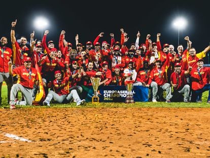 La selección española de béisbol celebra su victoria en el Campeonato de Europa de Béisbol 2023.