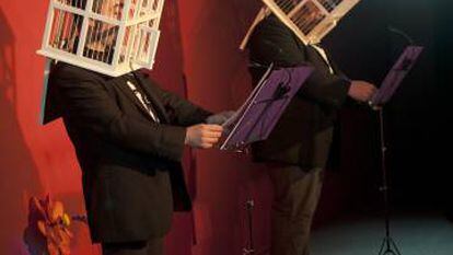 Rafael Metlikovez (izquierda) y Xavier Theros en su último espectáculo, 'Bay boom', en el teatro La seca de Barcelona. 