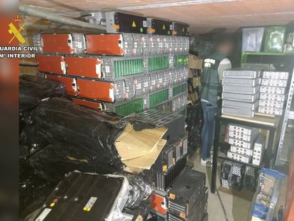 Parte del almacén clandestino de baterías de litio localizado por la Guardia Civil en Otero de Herreros.