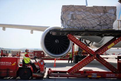 Trabajadores del aeropuerto Adolfo Suárez Madrid-Barajas recogen un cargamento de dos millones de mascarillas FFP2 adquiridas por el Gobierno regional en mayo de 2020.