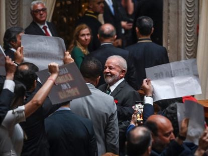 El presidente brasileño, Luiz Inácio Lula da Silva, es increpado en Lisboa por miembros del partido ultraderechista Chega a su salida de la Asamblea de la República de Portugal.