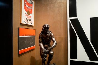 Una esquina del apartamento, con obras de Andy Warhol, Christopher Wool y una escultura de Willem de Kooning.