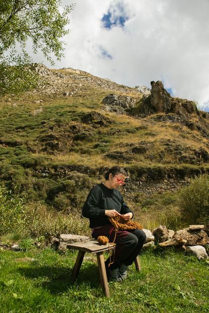 Camino Canal, weaver and creator of the Enredando project, in Cistierna.  She teaches how to knit merino wool pieces.