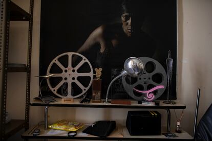 Detalles del estudio del cineasta Pedro Costa, en Lisboa, con un cartel de Vitalina Varela en la pared.