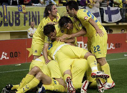 Los jugadores cubren a Llorente, autor un gol ante el Valencia