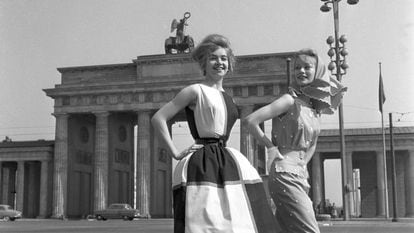 Dos modelos en 1960 frente a la puerta de Brandeburgo, entre los sectores este y oeste de Berlín.