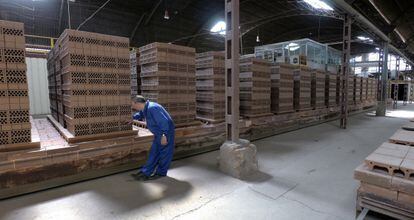 Miguel Mora, empleado de la empresa de ladrillos Alcal&aacute; Villalta, en una de las naves de la f&aacute;brica repleta de material. 