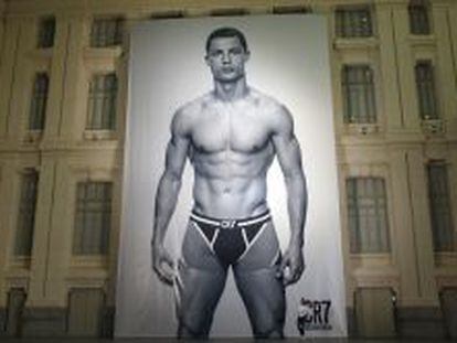 Cristiano Ronaldo posa ante el cartel de su promoci&oacute;n en el Ayuntamiento de Madrid. 