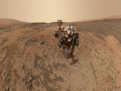 Imagen del veh&iacute;culo de exploraci&oacute;n &#039;Curiosity&#039;, tomada en enero de 2015 junto al monte Sharp de Marte.