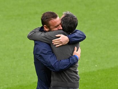 Luis Enrique se abraza efusivamente con Daniel de Rossi, miembro del equipo técnico de Italia, con quien coincidió en la Roma.