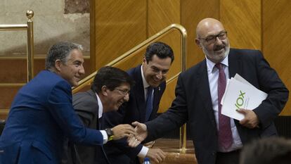 Elías Bendodo, Juan Marín y el presidente de la Junta de Andalucía, Juan Manuel Moreno Bonilla, saludan al portavoz del grupo VOX, Alejandro Hernández, durante una sesión en el Parlamento andaluz al comienzo de la anterior legislatura.