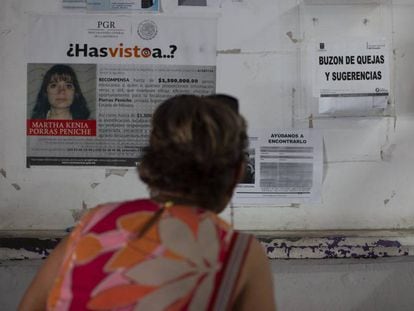 Carmén Genis, miembro del colectivo Girasol, busca carteles de mujeres desaparecidas en Cuautla, Morelos. 