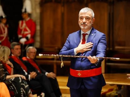 Jaume Collboni, el nuevo alcalde de Barcelona, con la vara de mando de la ciudad, este sábado en el pleno del Ayuntamiento.