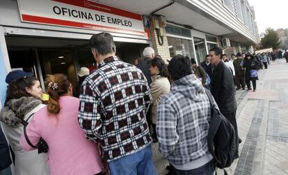 Decenas de personas aguardan su turno para ser antendidos en la Oficina de Empleo del barrio de Santa Eugenida en Madrid.