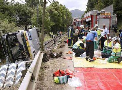 Los sanitarios atienden a uno de los heridos en el lugar del accidente.