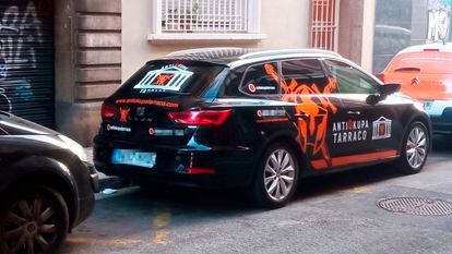 El vehículo de la empresa Antiokupa Tarraco, aparcado cerca del domicilio en Barcelona en que intervinieron y por el que están investigados.