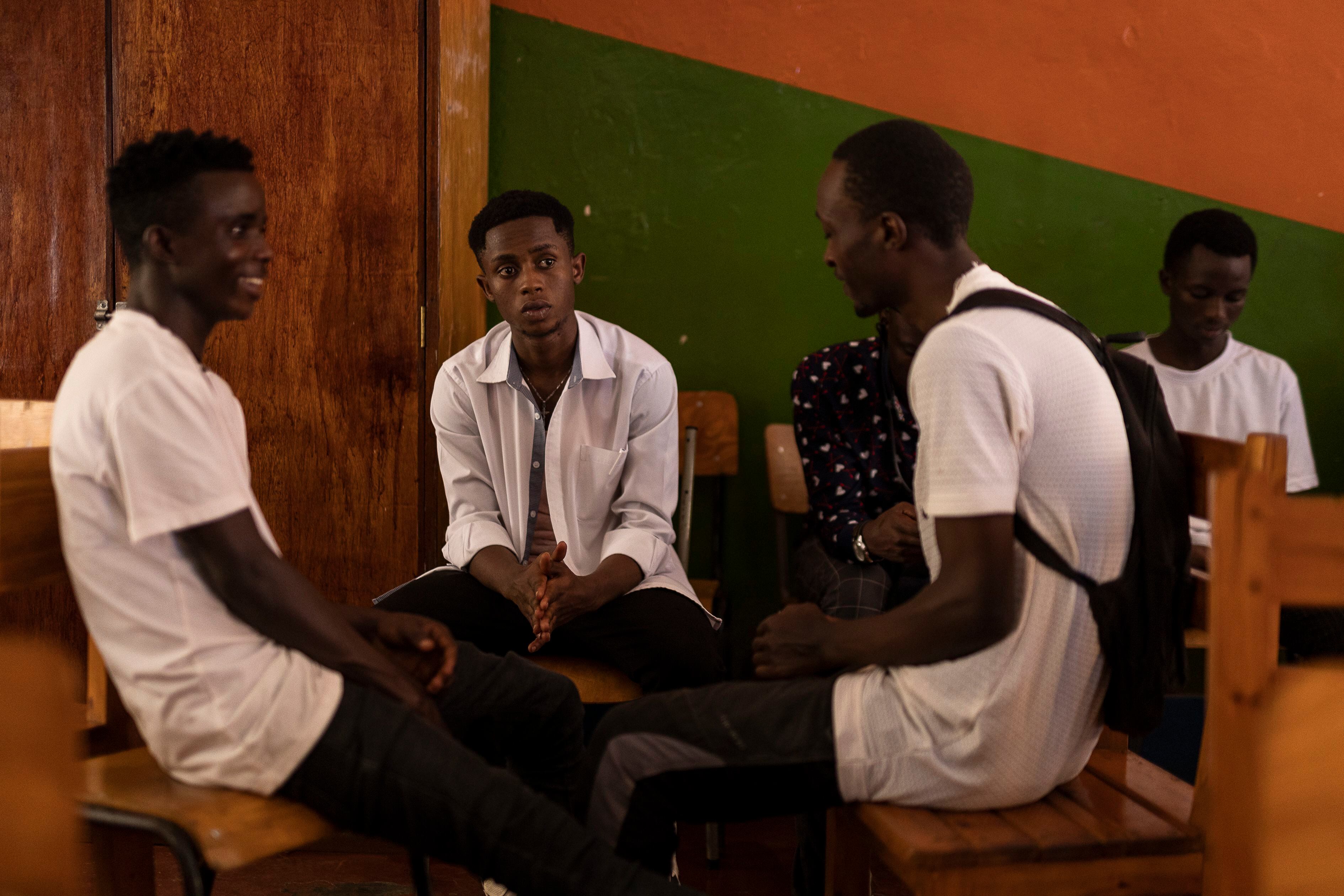 Varios jóvenes conversan en la sala donde realizan el taller de peluquería en el Centro de Jóvenes de Kimisagara, en una barriada de Kigali. Un 27,4% de los ruandeses de entre 14 y 25 años padece algún tipo de desorden psicológico. 