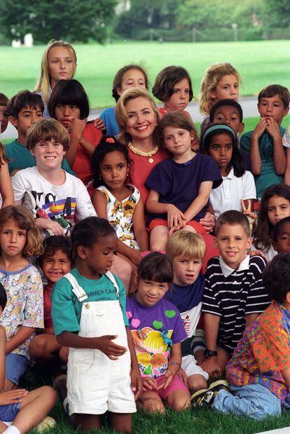 Hillary Clinton publicó su primer libro en 1996 It takes a Village: and other lessons childrens teach us.