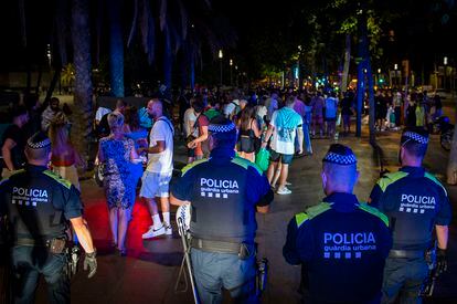 Guardias urbanos controlan un botellón en Barcelona.