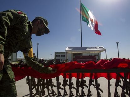 Un elemento de la Sedena prepara un lote de armas decomisadas para su destrucción, en Nuevo León, el 28 de octubre de 2020.