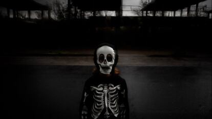 La urbanización Costa Miño Golf, en la localidad coruñesa de Miño, ha pasado de una ciudad fantasma a cotizarse por la Covid-19; ahora solo da miedo en Halloween, del que se ha convertido en referente.