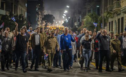 El presidente de Cuba, Miguel Díaz-Canel, y Raúl Castro ondean banderas mientras participan en una marcha con antorchas para conmemorar el 167 aniversario del nacimiento del héroe de la independencia nacional de Cuba, José Martí, en La Habana, Cuba, el 27 de enero de 2020.