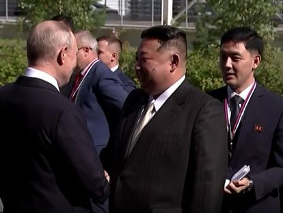 Putin saluda a Kim Jong-un a su llegada al cosmódromo, este miércoles.