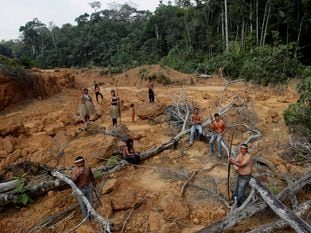 Indígenas de la tribu Mura en tierras sin registrar en una zona junto a Humaitá, en el Estado del Amazonas, en Brasil, en agosto de 2019.