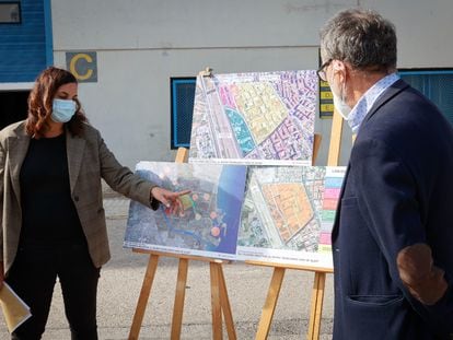 La vicealcaldesa Sandra Gómez y el ingeniero Miquel Barceló muestran los planos del polígono de Vara de Quart, en Valencia.